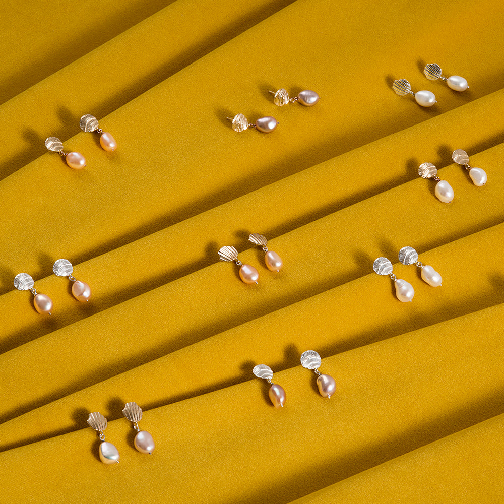Boucles d'oreilles en argent avec perles d'eau douce.