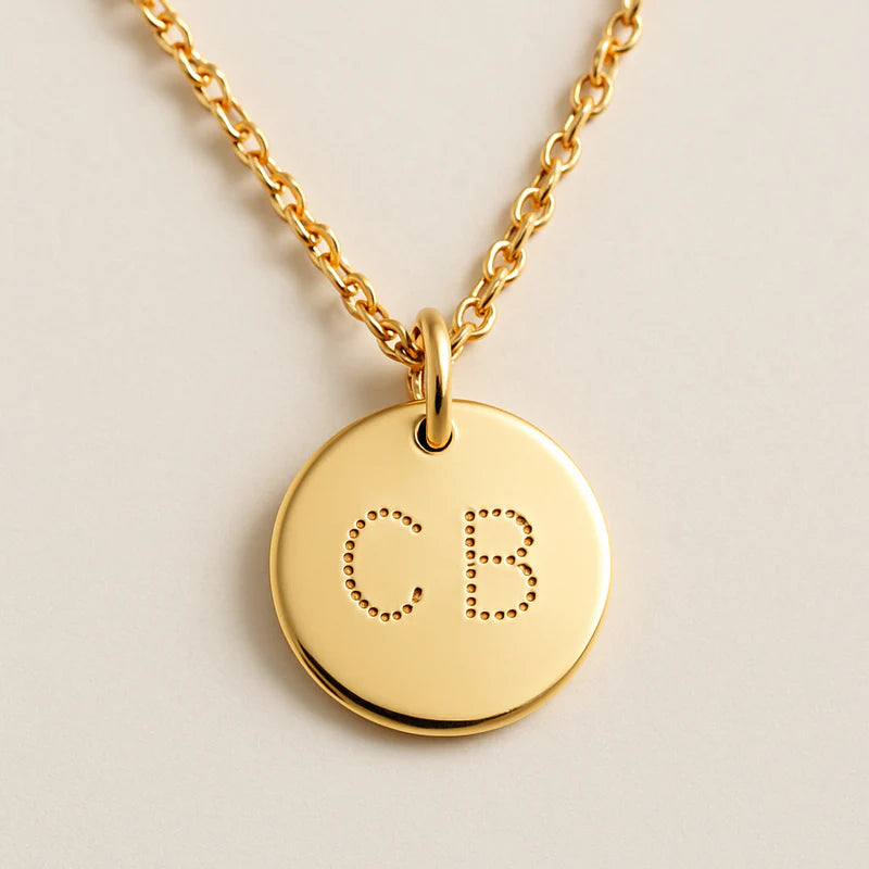 Collier personnalisé avec initiales gravées en or, pendentif rond minimaliste fabriqué à la main à Montréal par Camillette, idée cadeau personnalisée.