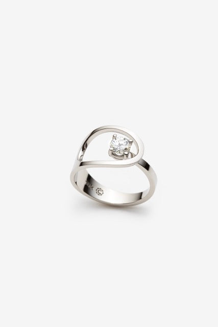Bague ouverte avec diamant de style moderne et minimalise en or blanc. Design de Camillette Bijoux fabriqué à la main à Montréal.