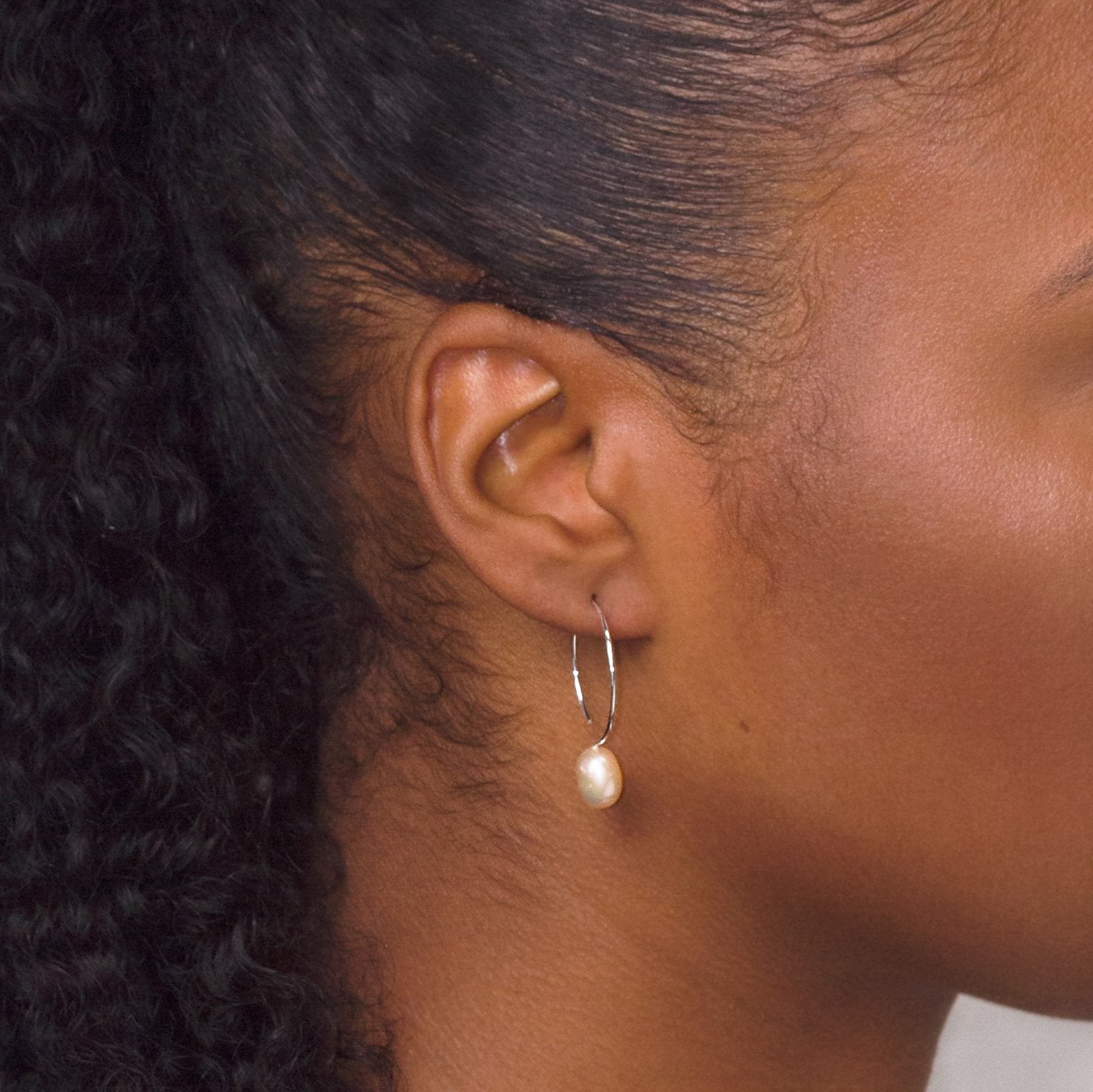 Boucles d'oreilles en argent avec perle baroque par Camillette Bijoux
