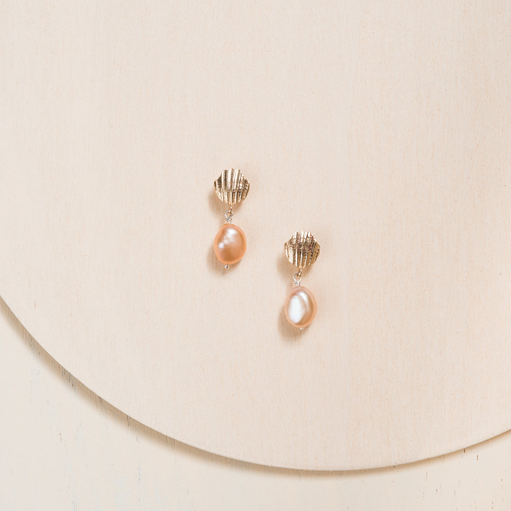 Boucles d'oreilles raffinées en or avec perle baroque par Camillette