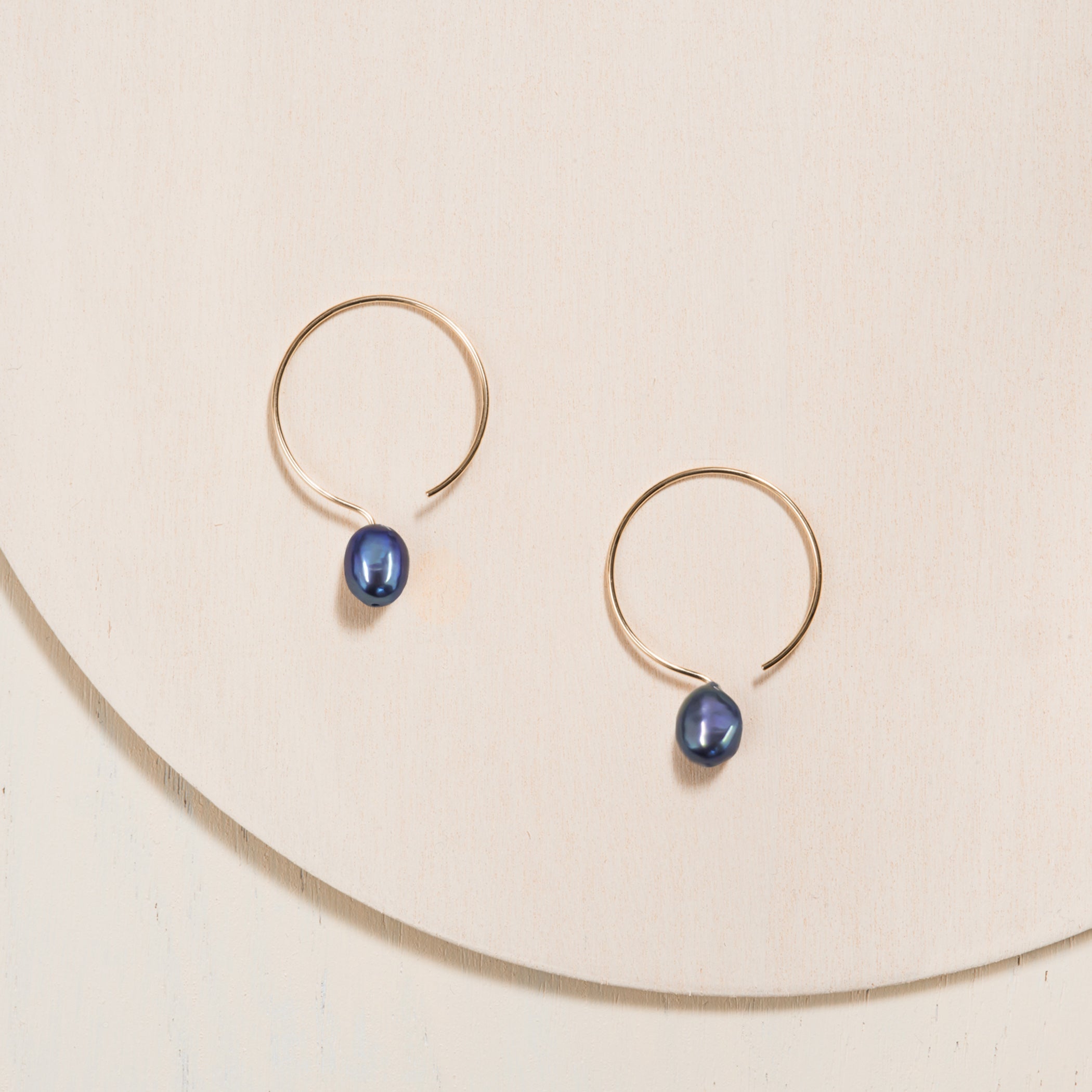 Basic Gold Filled Hoop Earrings - Black Pearl - 24mm - Camillette