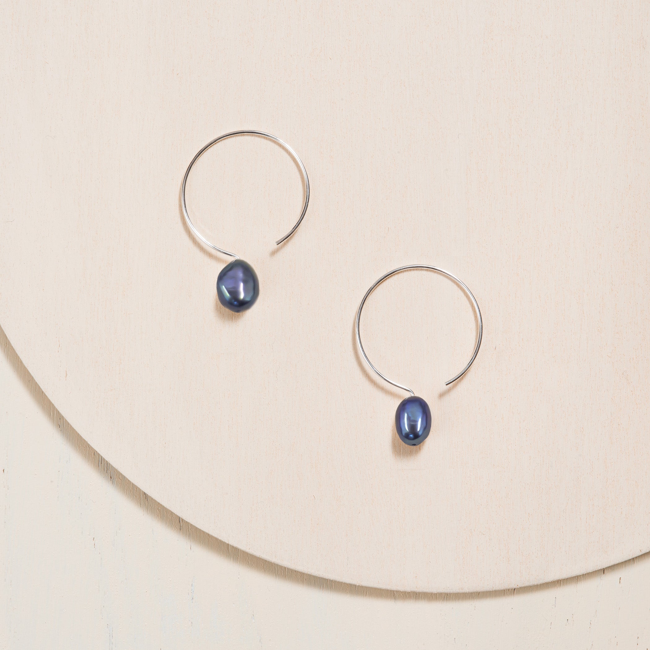 Basic Silver Hoop Earrings - Black Pearl - 24mm - Camillette