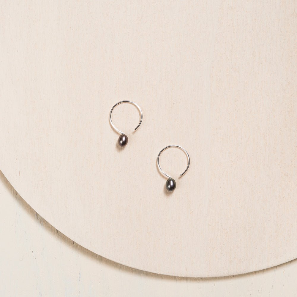 Basic Small Silver Hoop Earrings with Black Pearl - 13mm - Camillette