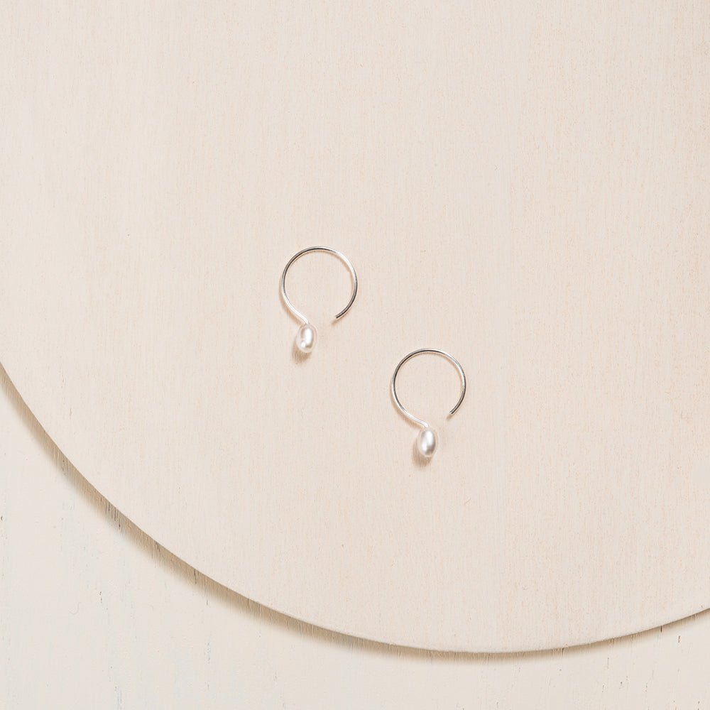 Basic Small Silver Hoop Earrings with Ivory Pearl - 13mm - Camillette