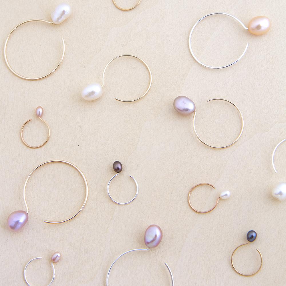 Basic Small Yellow Gold Filled Hoop Earrings with Black Pearl - 13mm - Camillette