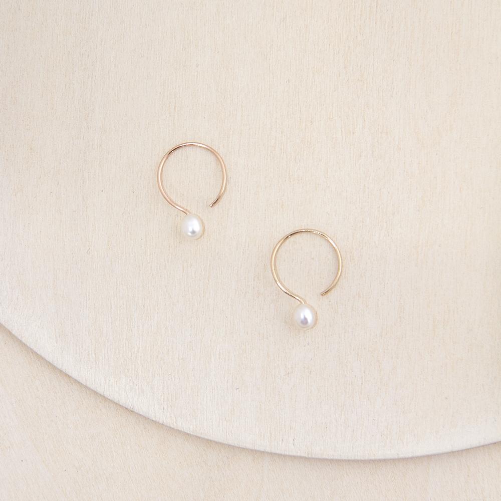 Basic Small Yellow Gold Filled Hoop Earrings with Pink Pearl - 13mm - Camillette